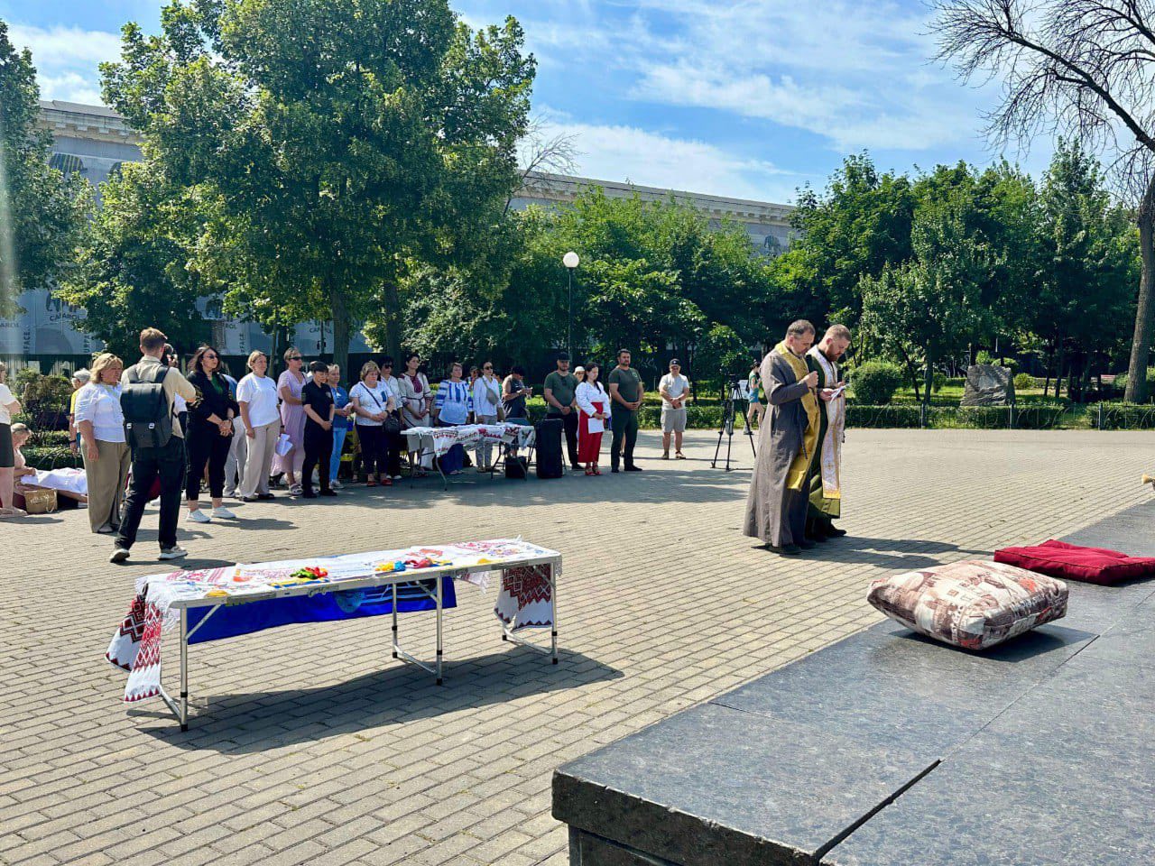 Зображення посту: У Києві стартувала акція «Рушник надії» на підтримку родин полонених