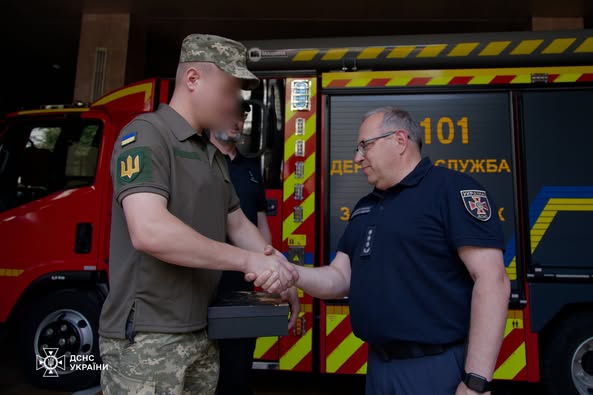 Зображення посту: Розвідник ГУР знайшов прапор ДСНС у схованці на Донеччині та повернув його рятувальникам