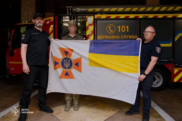 Зображення посту: Розвідник ГУР знайшов прапор ДСНС у схованці на Донеччині та повернув його рятувальникам