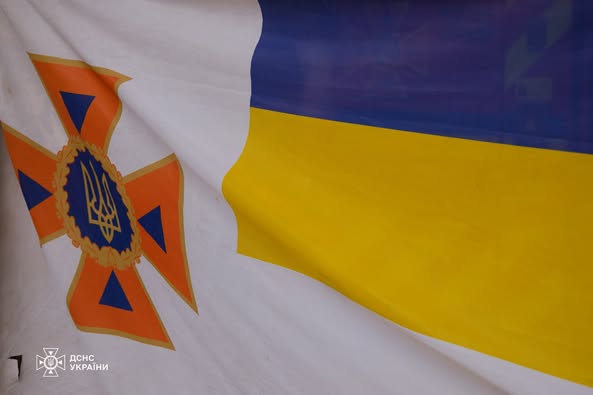 Зображення посту: Розвідник ГУР знайшов прапор ДСНС у схованці на Донеччині та повернув його рятувальникам