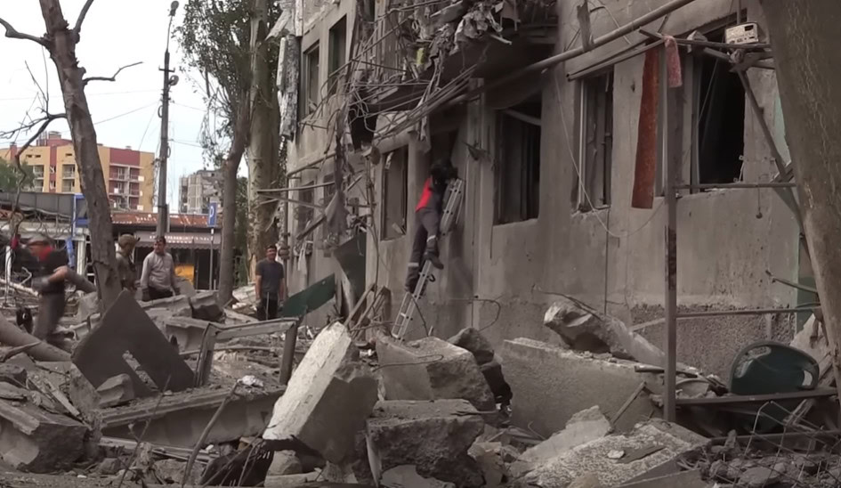 Зображення посту: У Покровську під завалами після обстрілу залишається людина: сусіди самі розбирають руїни
