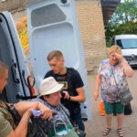 Зображення посту: «Білі янголи» евакуювали жителів Покровська і Родинського під обстрілами дронів