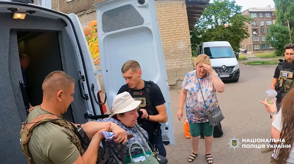 Зображення посту: «Білі янголи» евакуювали жителів Покровська і Родинського під обстрілами дронів