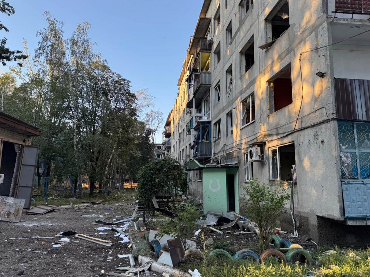 Зображення посту: Окупанти обстріляли житло забудову у Родинському: четверо людей постраждали