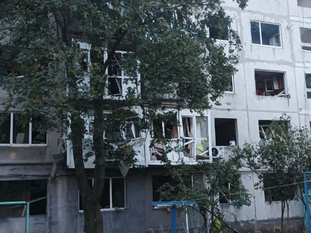 Зображення посту: Окупанти обстріляли житло забудову у Родинському: четверо людей постраждали