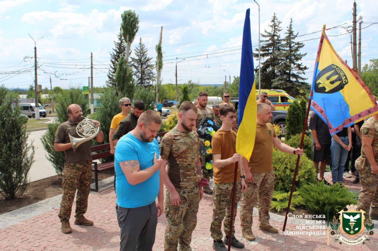 Стаття: У Слов’янську попрощалися з військовим Романом Чалим — це перше поховання на Алеї Слави міста
