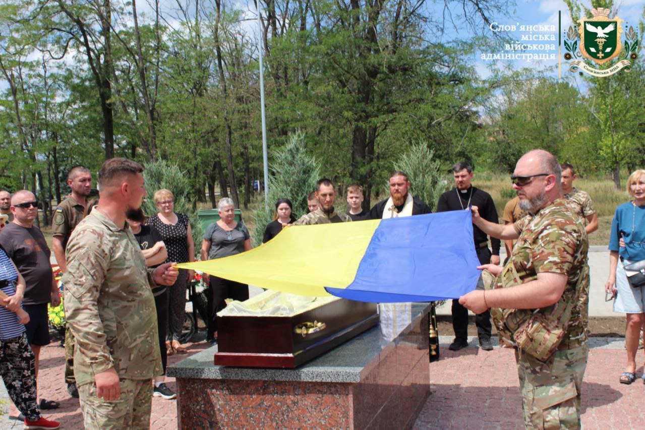 Зображення посту: У Слов’янську попрощалися з військовим Романом Чалим — це перше поховання на Алеї Слави міста