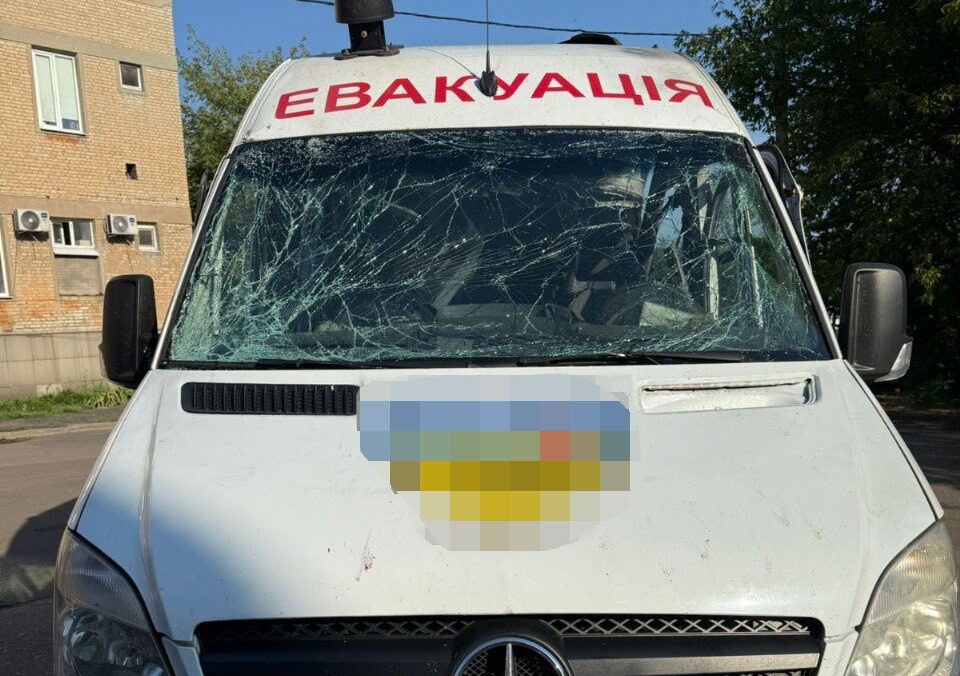 Стаття: Окупанти атакували FPV-дроном авто волонтерів, яким евакуювали людей з Родинського