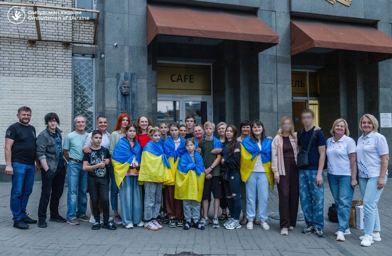 Зображення посту: В Україну повернули 13-річну дівчинку, яка вперше побачила маму після звільнення жінки з полону