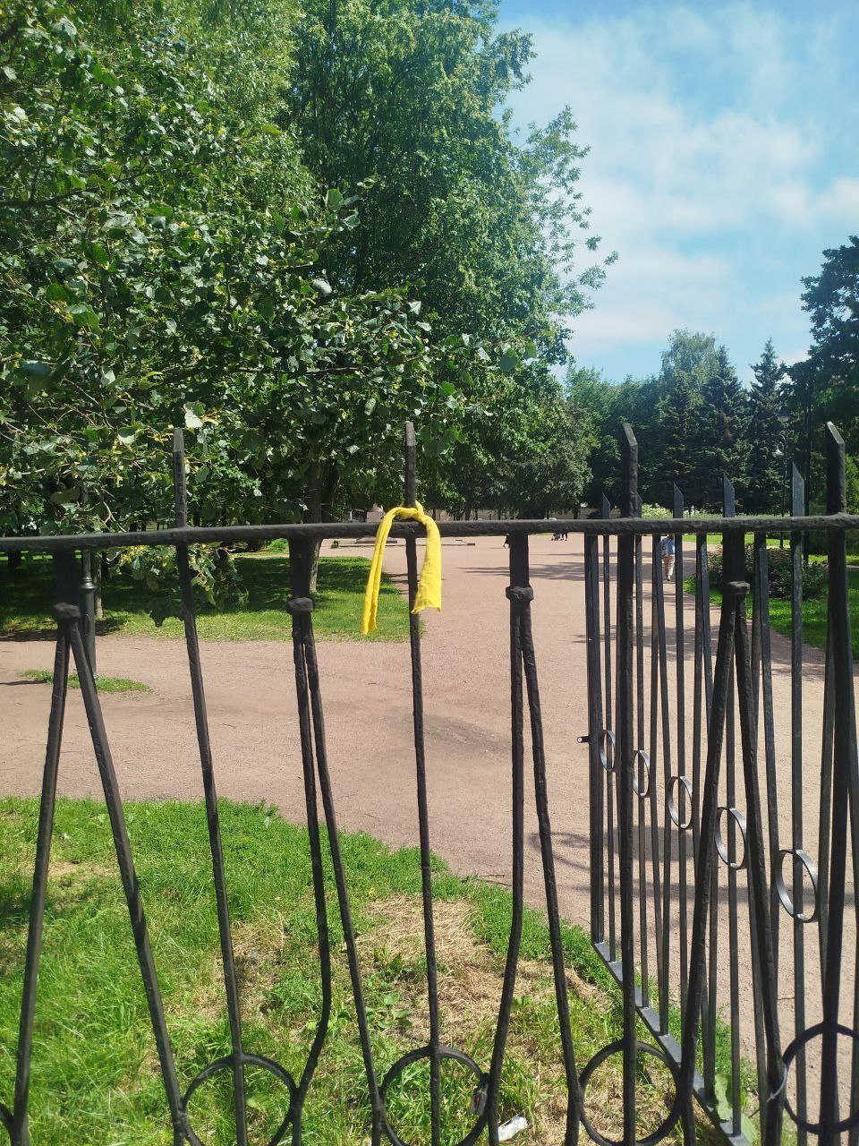 Зображення посту: «Спротив триває»: жовті стрічки з’явилися у тимчасово окупованих Донецьку, Луганську та Перевальську