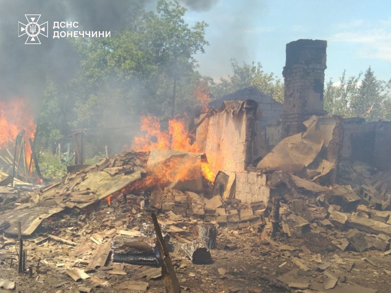 Зображення посту: Шість пожеж та четверо постраждалих — наслідки обстрілів РФ на Донеччині