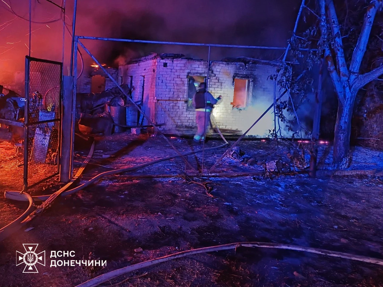 Зображення посту: Шість пожеж та четверо постраждалих — наслідки обстрілів РФ на Донеччині