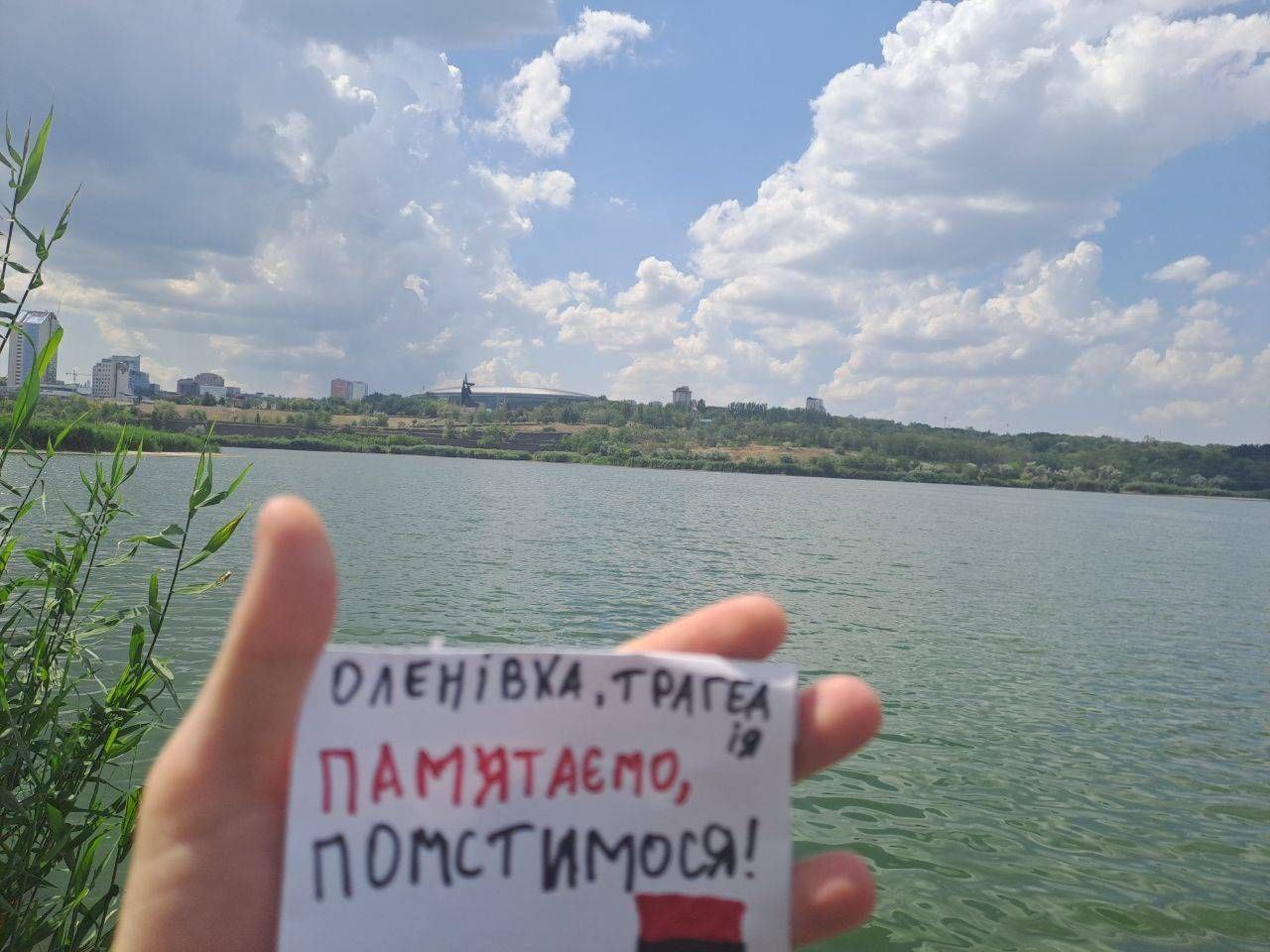 Зображення посту: «Мелітополь пам’ятає»: жителі окупованих територій провели акцію до роковин теракту в Оленівці