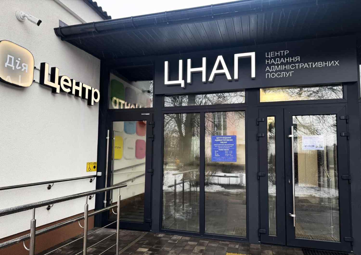 Стаття: Кабмін звільнив переселенців та бізнес з окупованих територій від оплати за реєстраційні послуги