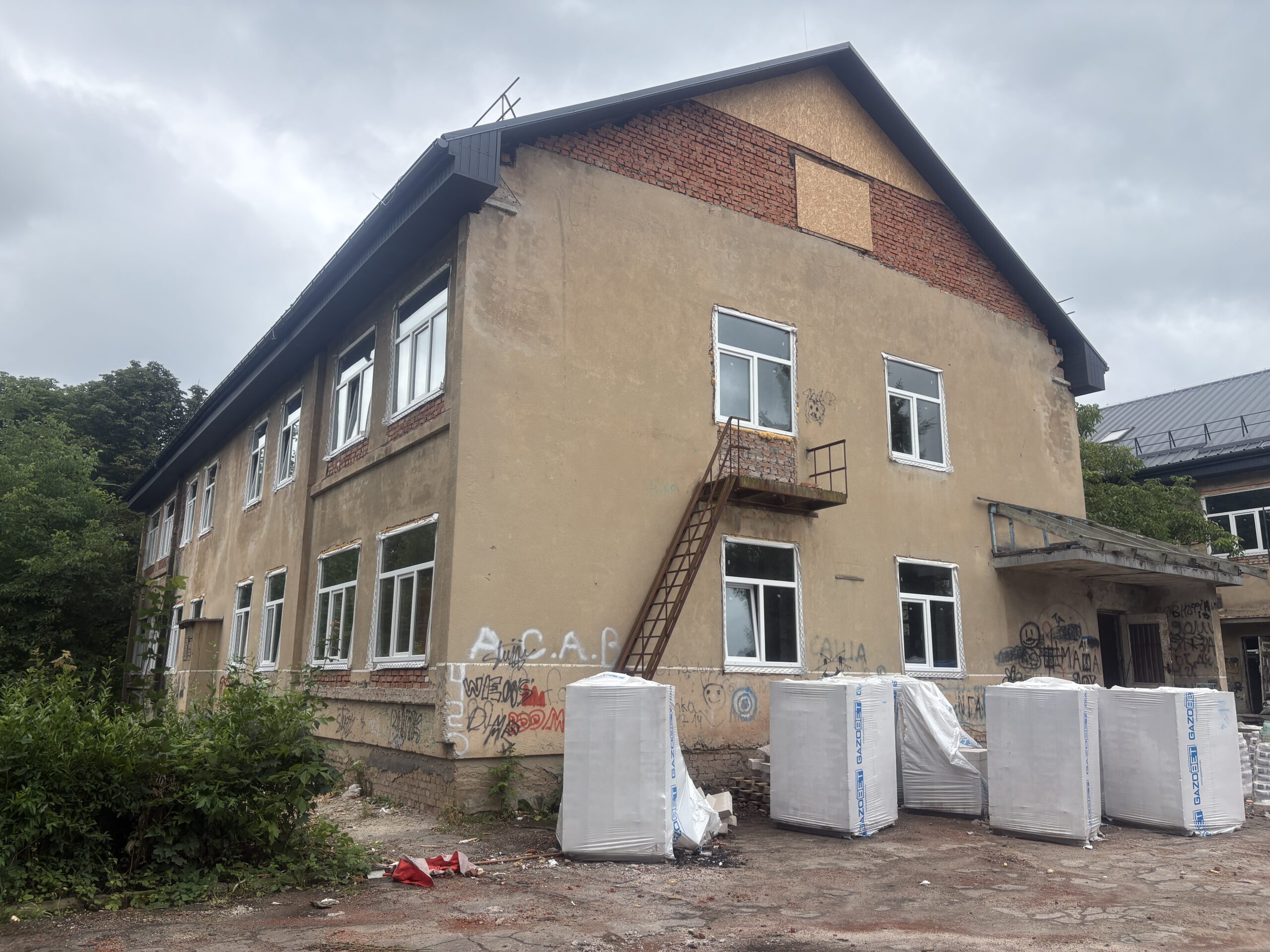 Зображення посту: Втеча в нікуди. Як відсутність житла змушує повертатися в зону бойових дій — і хто допомагає знайти дім у тилу