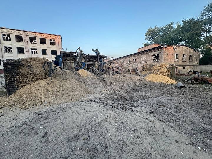 Зображення посту: Четверо людей, ймовірно, залишаються під завалами пошкоджених обстрілами багатоповерхівок у Костянтинівці