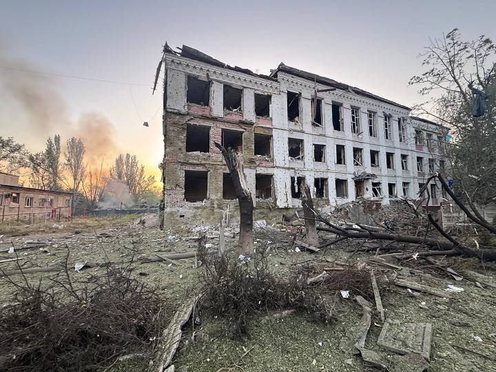 Стаття: Четверо людей, ймовірно, залишаються під завалами пошкоджених обстрілами багатоповерхівок у Костянтинівці