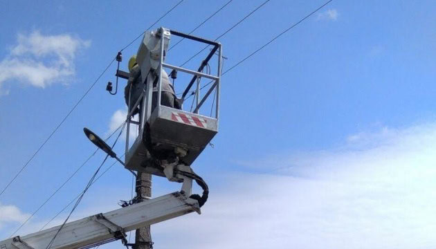 Стаття: Окупанти атакували дроном енергетиків, коли ті ремонтували електромережі на Донеччині