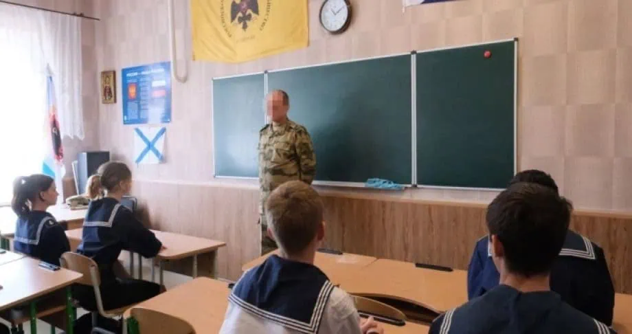 Стаття: З 2026 року школярів на окупованій Луганщині зобов’яжуть вивчати «моральну культуру РФ»