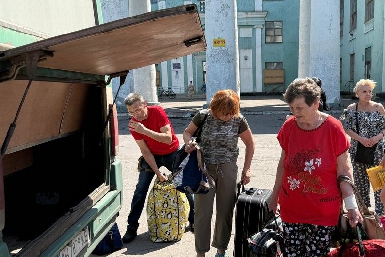 Стаття: Евакуація з Добропілля ускладнена через російські обстріли — маршрути змінюють щодня
