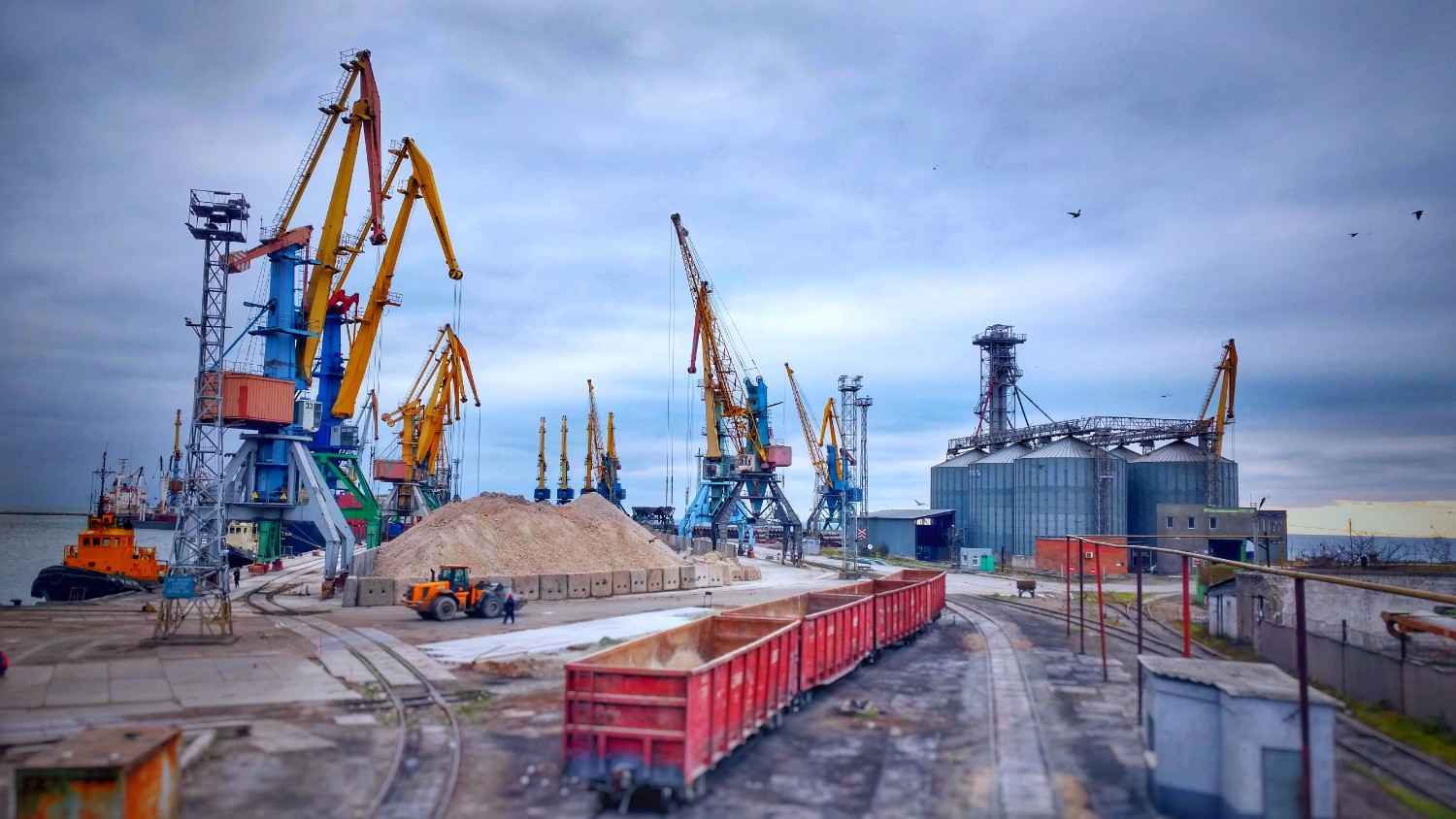 Стаття: Україна закликала до нових санкцій щодо Росії через відкриття портів Маріуполя і Бердянська для іноземних суден