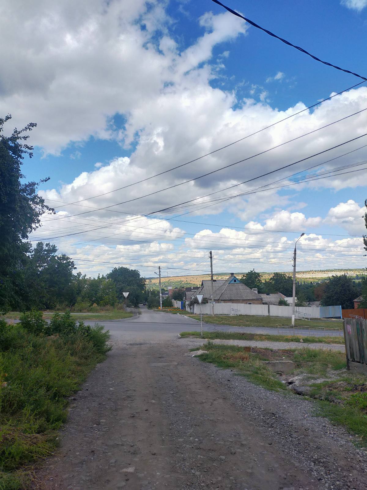 Зображення посту: Втеча в нікуди. Як відсутність житла змушує повертатися в зону бойових дій — і хто допомагає знайти дім у тилу