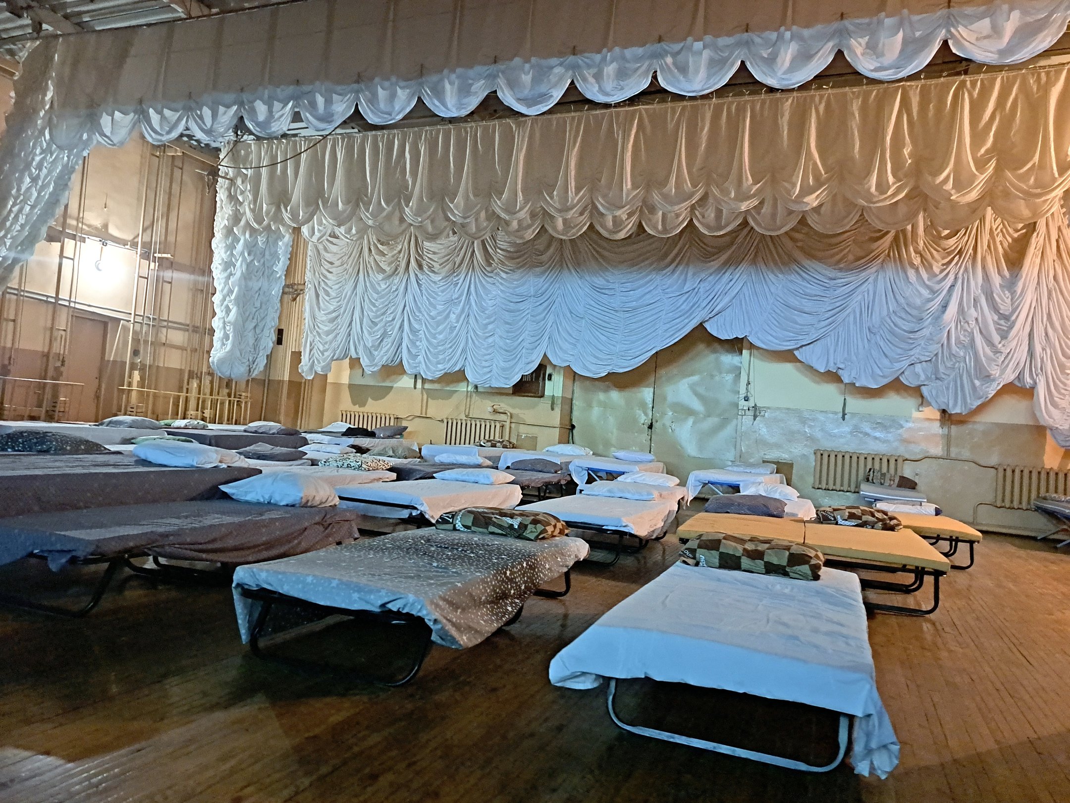 Зображення посту: Втеча в нікуди. Як відсутність житла змушує повертатися в зону бойових дій — і хто допомагає знайти дім у тилу