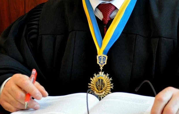 Стаття: Суддю з Донеччини відсторонили через підозру в організації схеми для уникнення мобілізації