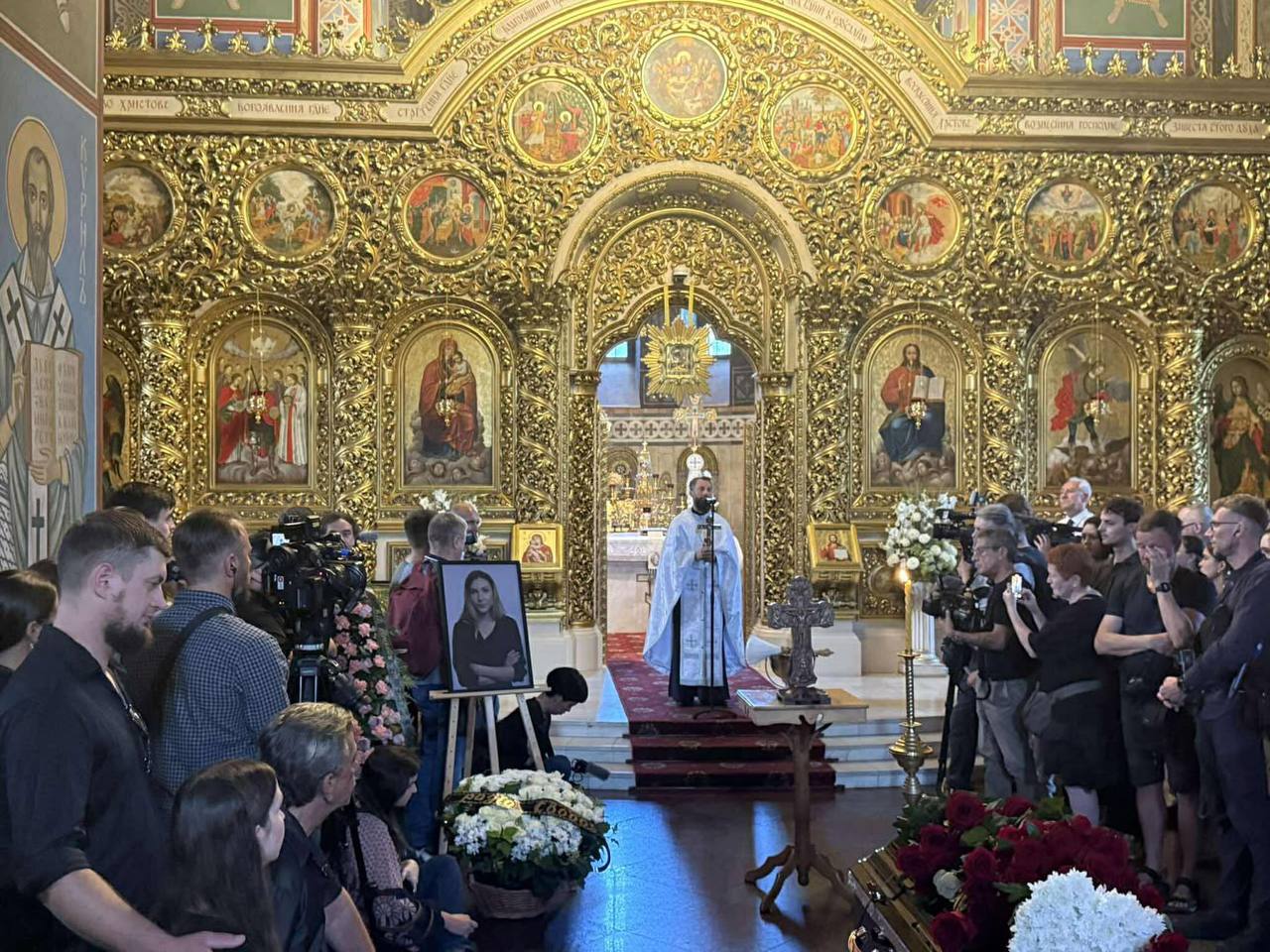 Стаття: У Михайлівському соборі Києва попрощалися з журналісткою Вікторією Рощиною, загиблою в полоні