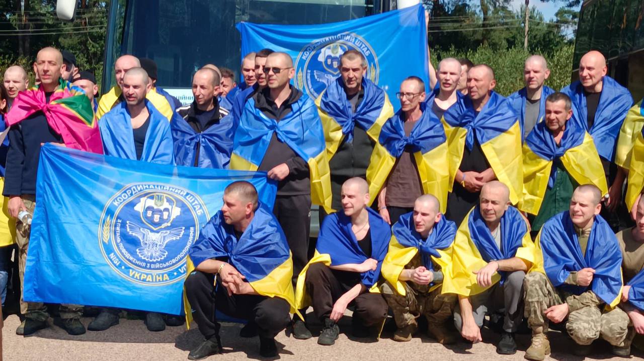 Стаття: Обмін військових і цивільних: Україна повернула полонених, яких росіяни утримували ще з 2014 року