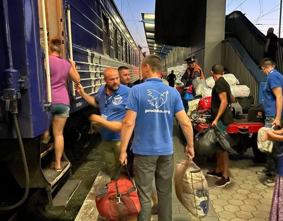 Стаття: Ще 66 мешканців Донеччини вдалося евакуювати потягом до Вінничини та Київщини