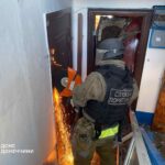 Фото наслідків російського удару авіабомбою по будинку в Добропіллі