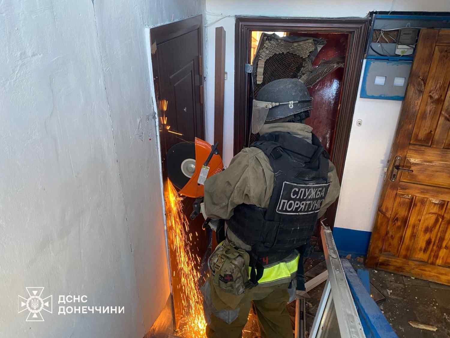 Фото наслідків російського удару авіабомбою по будинку в Добропіллі
