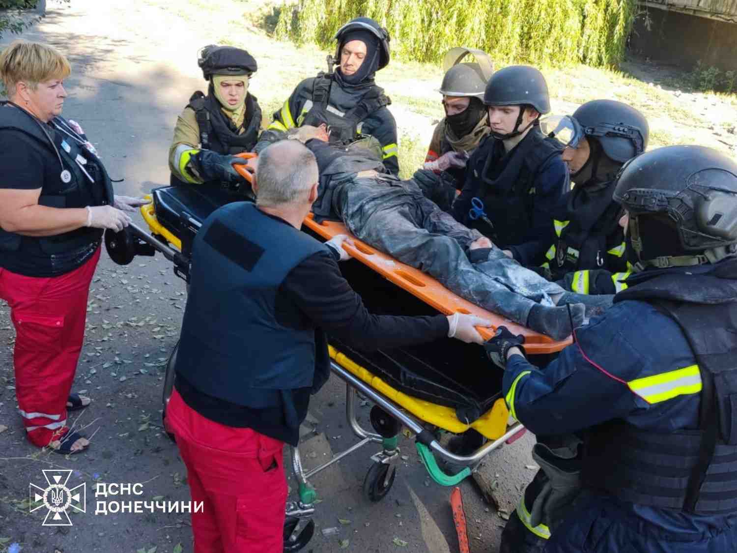 Фото наслідків російського удару авіабомбою по будинку в Добропіллі