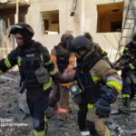 Фото наслідків російського удару авіабомбою по будинку в Добропіллі
