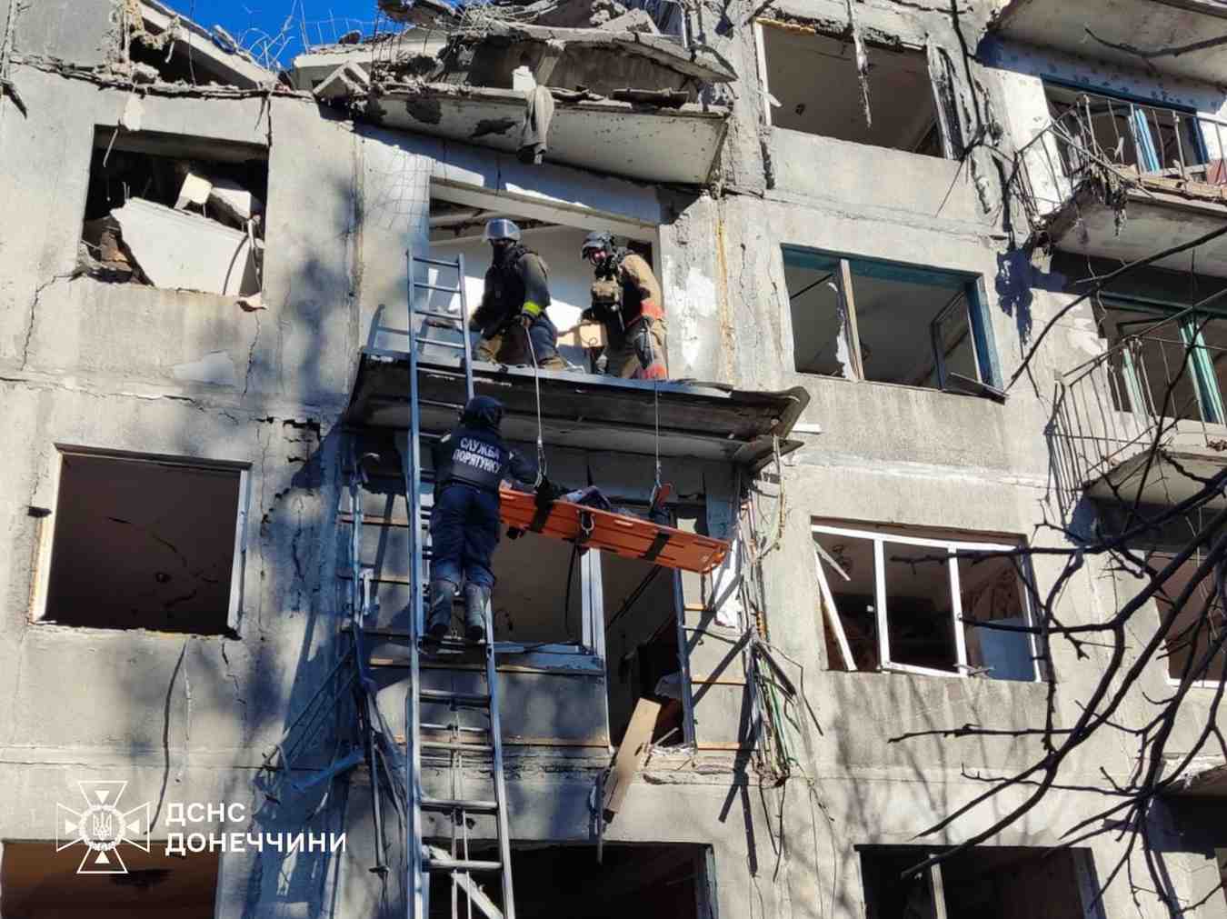 Фото наслідків російського удару авіабомбою по будинку в Добропіллі