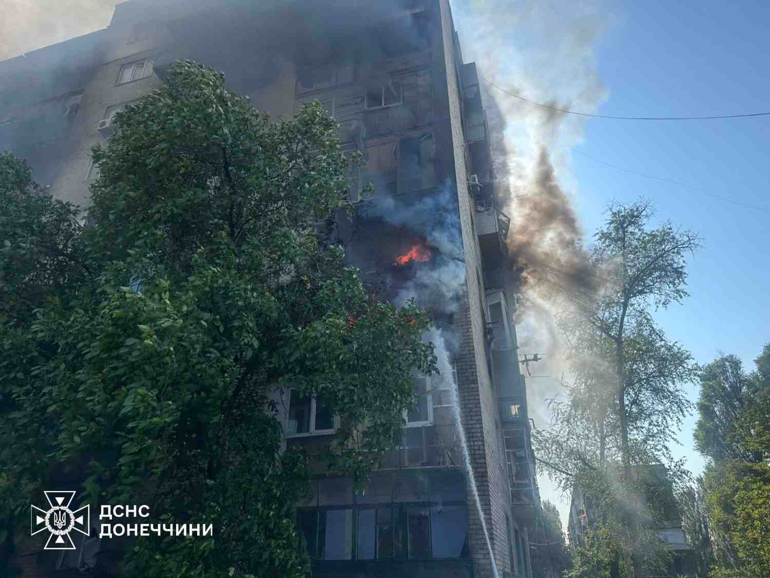 Фото наслідків російського удару авіабомбою по будинку в Добропіллі