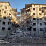Фото наслідків російського удару авіабомбою по будинку в Добропіллі
