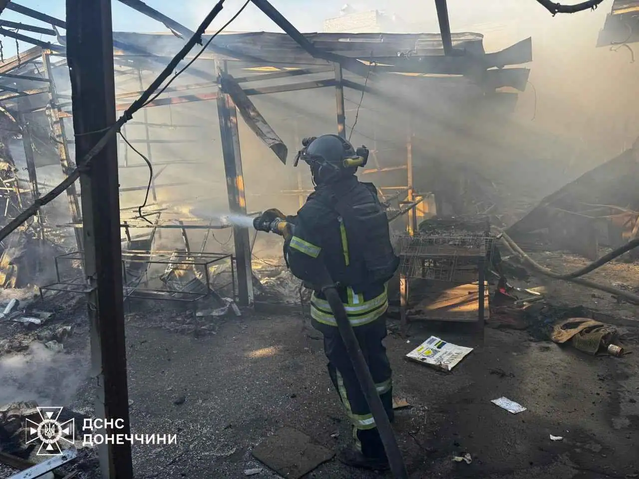 Стаття: ДСНС врятували двох людей під час ліквідації наслідків обстрілів у Костянтинівці