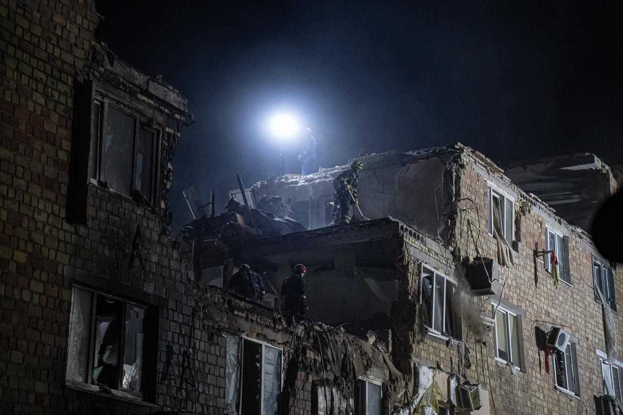 Зображення посту: У Києві завершили пошукову операцію після удару РФ: 10 людей досі зниклі безвісти