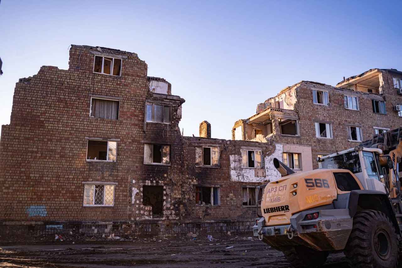 Стаття: У Києві завершили пошукову операцію після удару РФ: 10 людей досі зниклі безвісти