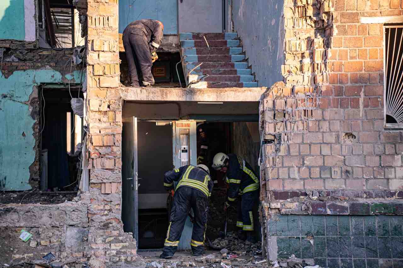 Зображення посту: У Києві завершили пошукову операцію після удару РФ: 10 людей досі зниклі безвісти