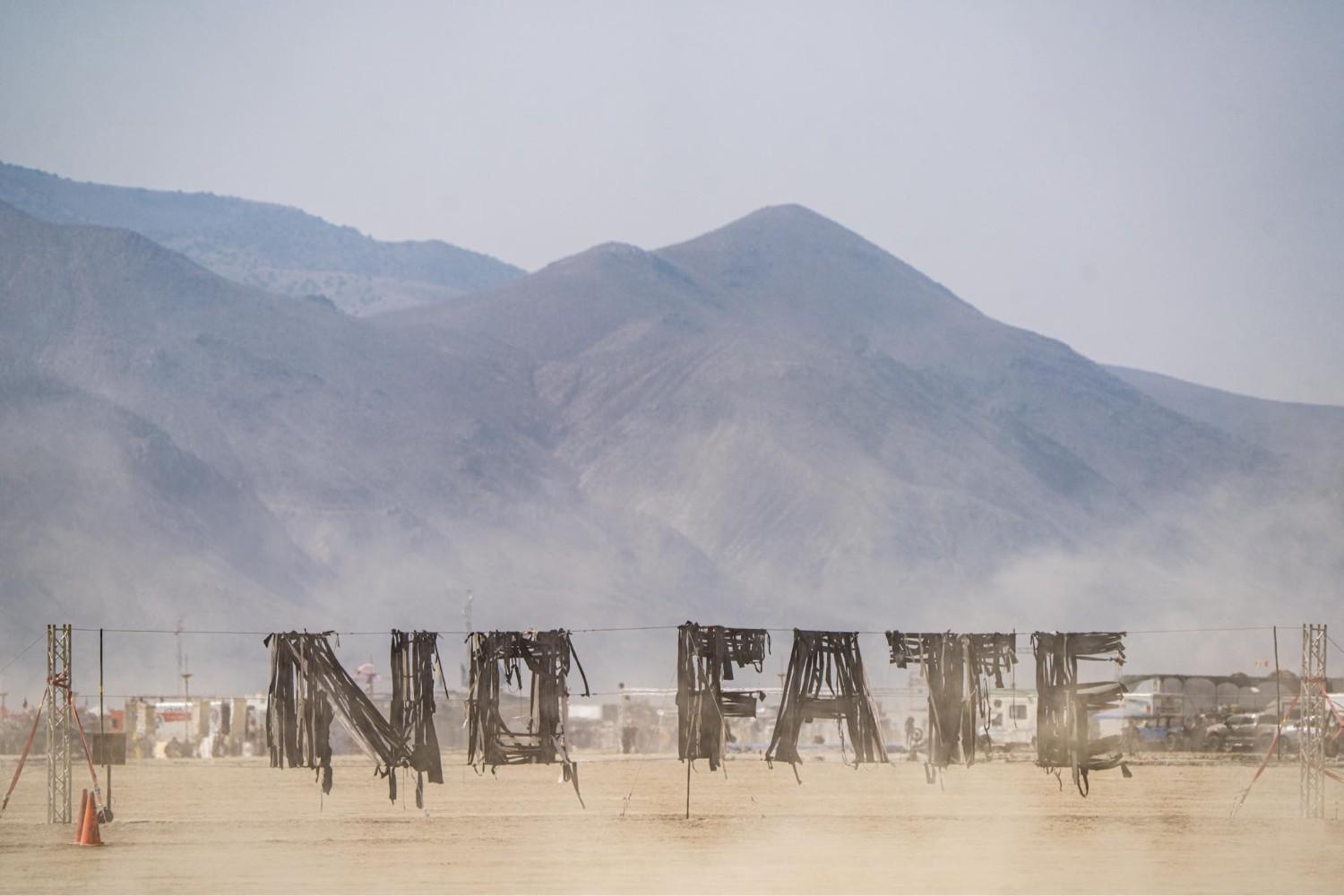Стаття: Україна представила нову інсталяцію No Fate на фестивалі Burning Man з частин зруйнованої бурею роботи