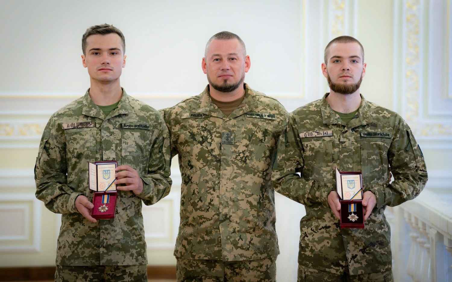 Стаття: Два тижні утримували позиції в оточенні під Покровськом: двох військових нагородили орденами «За мужність»