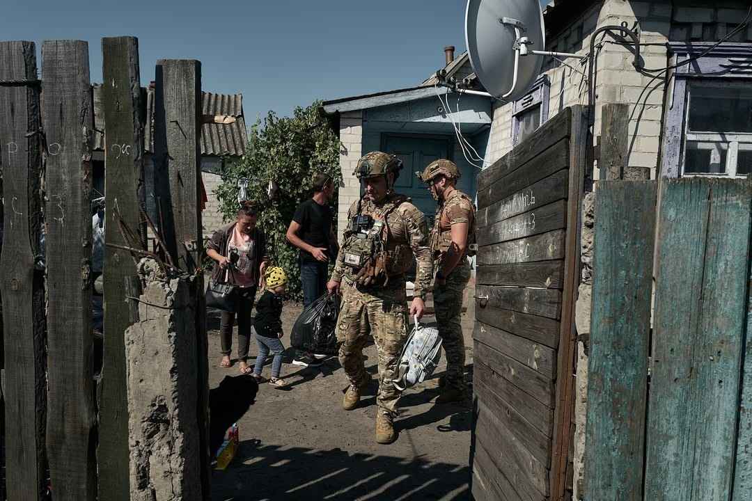 Зображення посту: «Немає куди їхати»: фоторепортаж Ліберових про евакуацію та життя переселенців у транзитних хабах