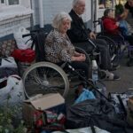 Зображення посту: «Немає куди їхати»: фоторепортаж Ліберових про евакуацію та життя переселенців у транзитних хабах