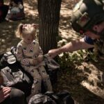 Зображення посту: «Немає куди їхати»: фоторепортаж Ліберових про евакуацію та життя переселенців у транзитних хабах