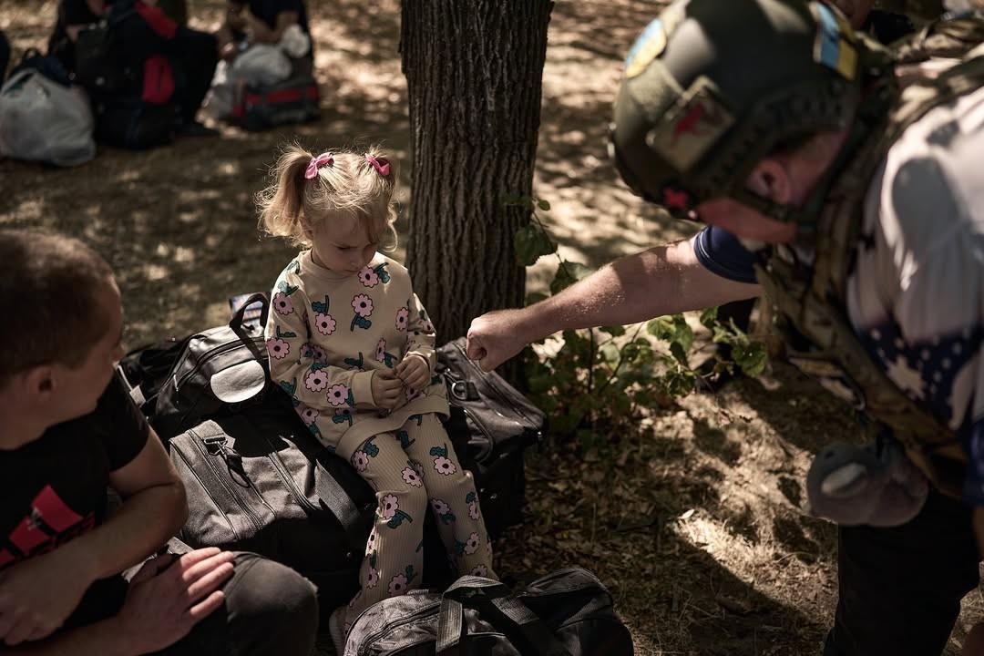 Зображення посту: «Немає куди їхати»: фоторепортаж Ліберових про евакуацію та життя переселенців у транзитних хабах