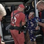Зображення посту: «Немає куди їхати»: фоторепортаж Ліберових про евакуацію та життя переселенців у транзитних хабах