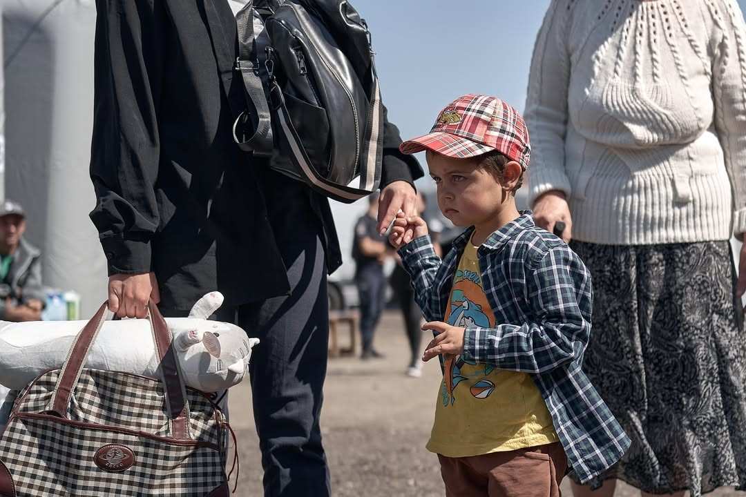 Зображення посту: «Немає куди їхати»: фоторепортаж Ліберових про евакуацію та життя переселенців у транзитних хабах